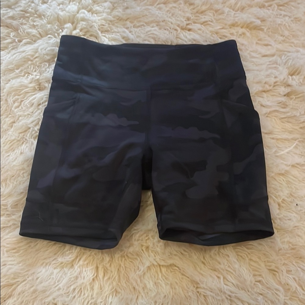 Lululemon spandex shorts, size 6, camo, pockets